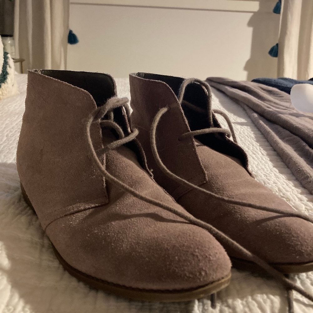Steve Madden suede bootie with laces